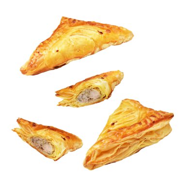Puf böreği üçgeni izole edilmiş peynirli gevrek hamur işi içinde kırpma yolu olan domuz eti, beyaz arka planda gölge yok.