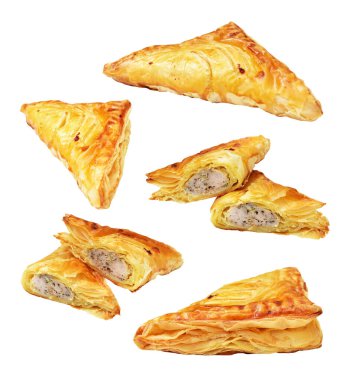 Puf böreği üçgeni izole edilmiş peynirli gevrek hamur işi içinde kırpma yolu olan domuz eti, beyaz arka planda gölge yok.