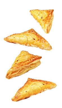 Puf böreği üçgeni izole edilmiş peynirli gevrek hamur işi içinde kırpma yolu olan domuz eti, beyaz arka planda gölge yok.