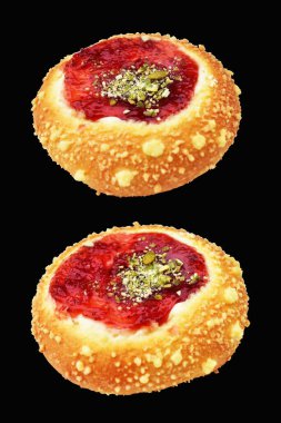 Çilek reçelli Danimarka çöreği, siyah arka planda kırpma yolu olmayan gölgeler, pastane.