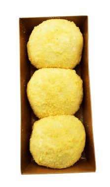 Kremalı çörek, kırpma yolu ile izole edilmiş, beyaz arka planda gölge yok, pastane pastası