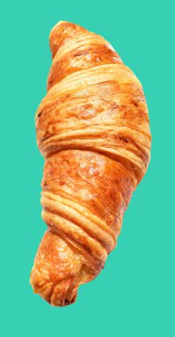 Yeşil arka planda izole edilmiş peynirli kruvasan kırpma yolu yok, gölge yok, ev yapımı tatlı fırını.