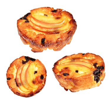 Çıtır elmalı turta ve kuru üzüm, beyaz arka planda kırpma yolu olmayan gölgeler, pastane.