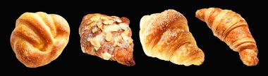 Bir çift bademli kruvasan ve peynirli kruvasan siyah arka planda izole edilmiş, kesme yolu yok, gölge yok, ev yapımı tatlı pastanesi.