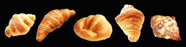 Bir çift bademli kruvasan ve peynirli kruvasan siyah arka planda izole edilmiş, kesme yolu yok, gölge yok, ev yapımı tatlı pastanesi.