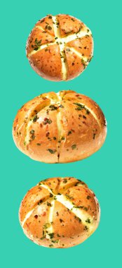 Kore krem peynirli sarımsaklı ekmek kırpma yolu ile izole edilmiş, yeşil arka planda gölge yok, pastane ekmeği