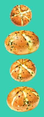 Kore krem peynirli sarımsaklı ekmek kırpma yolu ile izole edilmiş, yeşil arka planda gölge yok, pastane ekmeği