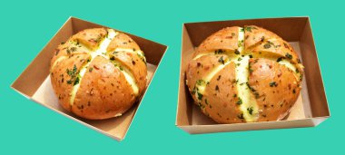 Kraft kutusundaki Kore krem peynirli sarımsaklı ekmek kırpma yolu ile izole edilmiş, yeşil arka planda gölge yok, hamur işi ekmeği