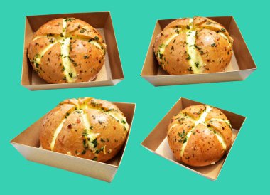 Kraft kutusundaki Kore krem peynirli sarımsaklı ekmek kırpma yolu ile izole edilmiş, yeşil arka planda gölge yok, hamur işi ekmeği