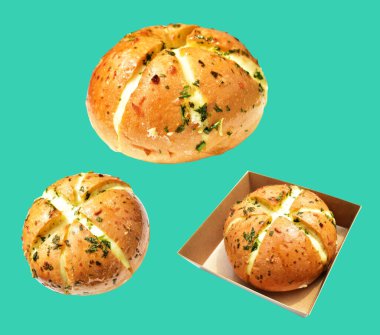 Kraft kutusundaki Kore krem peynirli sarımsaklı ekmek kırpma yolu ile izole edilmiş, yeşil arka planda gölge yok, hamur işi ekmeği