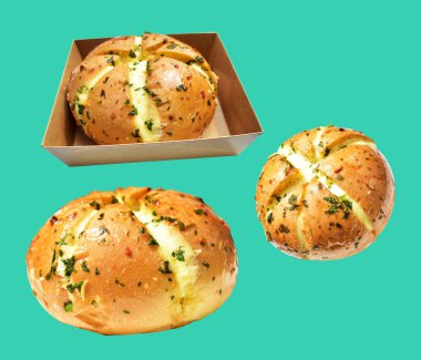 Kraft kutusundaki Kore krem peynirli sarımsaklı ekmek kırpma yolu ile izole edilmiş, yeşil arka planda gölge yok, hamur işi ekmeği