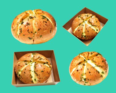 Kraft kutusundaki Kore krem peynirli sarımsaklı ekmek kırpma yolu ile izole edilmiş, yeşil arka planda gölge yok, hamur işi ekmeği