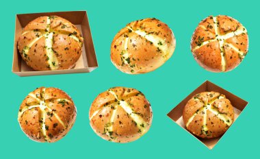 Kraft kutusundaki Kore krem peynirli sarımsaklı ekmek kırpma yolu ile izole edilmiş, yeşil arka planda gölge yok, hamur işi ekmeği