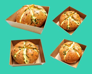 Kraft kutusundaki Kore krem peynirli sarımsaklı ekmek kırpma yolu ile izole edilmiş, yeşil arka planda gölge yok, hamur işi ekmeği