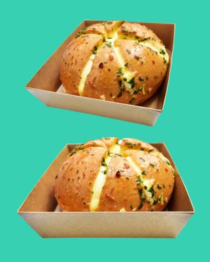 Kraft kutusundaki Kore krem peynirli sarımsaklı ekmek kırpma yolu ile izole edilmiş, yeşil arka planda gölge yok, hamur işi ekmeği