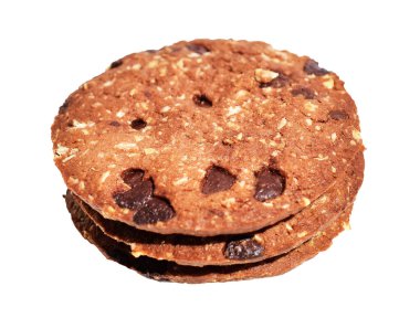 Çikolatalı yulaf ezmeli kurabiyeler, mısır gevreği serpiştirilmiş, kırpma yolu ile, beyaz arka planda gölge yok.