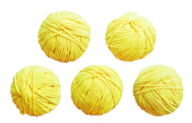 Pastel sarı yün top kırpma yolu ile izole, beyaz arka planda gölge yok