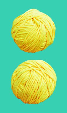 Pastel sarı yün top kırpma yolu ile izole, yeşil arka planda gölge yok