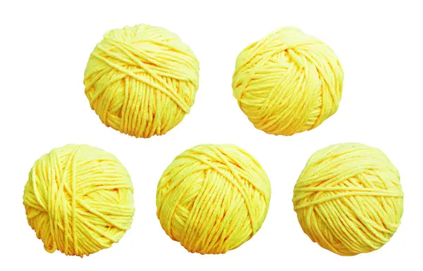 Pastel sarı yün top kırpma yolu ile izole, beyaz arka planda gölge yok