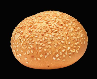 Hamburger ekmeğinin yarısı izole edilmiş kırpma yolu, siyah arka planda gölge yok.