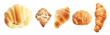 Bir çift bademli kruvasan ve peynirli kruvasan, beyaz arka planda izole edilmiş, kırpma yolu yok, gölge yok, ev yapımı tatlı pastanesi.