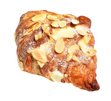 Beyaz arka planda izole edilmiş badem kruvasanı, kırpma yolu yok, gölge yok, ev yapımı tatlı fırını.