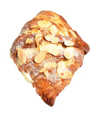 Beyaz arka planda izole edilmiş badem kruvasanı, kırpma yolu yok, gölge yok, ev yapımı tatlı fırını.