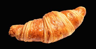 Siyah arka planda izole edilmiş, gölgesiz peynirli kruvasan, ev yapımı tatlı fırını.