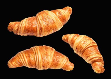 Siyah arka planda izole edilmiş, gölgesiz peynirli kruvasan, ev yapımı tatlı fırını.