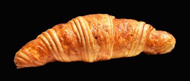 Siyah arka planda izole edilmiş, gölgesiz peynirli kruvasan, ev yapımı tatlı fırını.