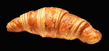 Siyah arka planda izole edilmiş, gölgesiz peynirli kruvasan, ev yapımı tatlı fırını.