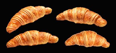 Siyah arka planda izole edilmiş, gölgesiz peynirli kruvasan, ev yapımı tatlı fırını.