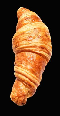 Siyah arka planda izole edilmiş, gölgesiz peynirli kruvasan, ev yapımı tatlı fırını.