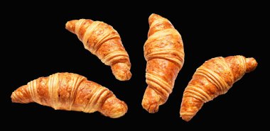 Siyah arka planda izole edilmiş, gölgesiz peynirli kruvasan, ev yapımı tatlı fırını.