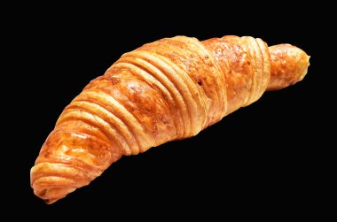 Siyah arka planda izole edilmiş, gölgesiz peynirli kruvasan, ev yapımı tatlı fırını.