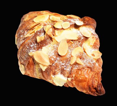 Siyah arka planda izole edilmiş badem kruvasanı, kırpma yolu yok, gölge yok, ev yapımı tatlı fırını.