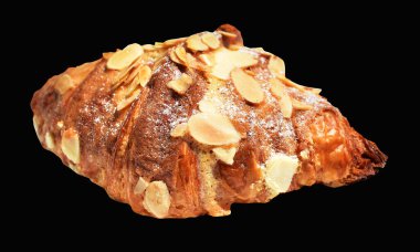 Siyah arka planda izole edilmiş badem kruvasanı, kırpma yolu yok, gölge yok, ev yapımı tatlı fırını.