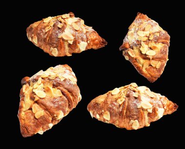 Siyah arka planda izole edilmiş badem kruvasanı, kırpma yolu yok, gölge yok, ev yapımı tatlı fırını.