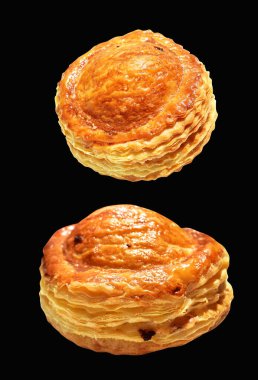 Pateso ya da Pate Chaud, siyah arka planda gölgesi olmayan Fransız pastası izole edilmiş domuz etli börek.