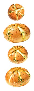 Kore krem peynirli sarımsaklı ekmek kırpma yolu ile izole edilmiş, beyaz arka planda gölge yok, fırın ekmeği