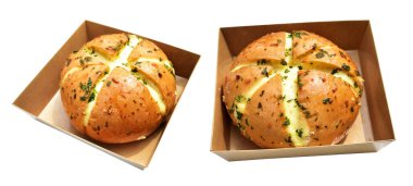 Kraft kutusundaki Kore krem peynirli sarımsaklı ekmek kırpma yolu ile izole edilmiş, beyaz arka planda gölge yok, pastane ekmeği