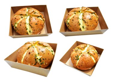 Kraft kutusundaki Kore krem peynirli sarımsaklı ekmek kırpma yolu ile izole edilmiş, beyaz arka planda gölge yok, pastane ekmeği