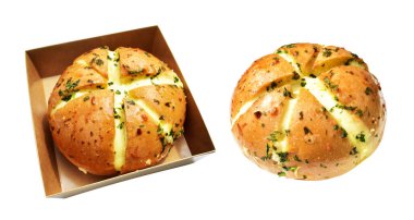 Kraft kutusundaki Kore krem peynirli sarımsaklı ekmek kırpma yolu ile izole edilmiş, beyaz arka planda gölge yok, pastane ekmeği