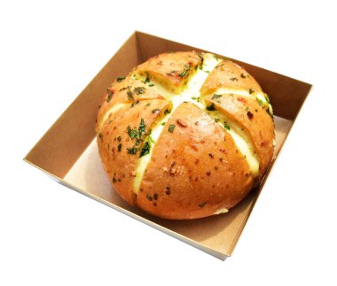 Kraft kutusundaki Kore krem peynirli sarımsaklı ekmek kırpma yolu ile izole edilmiş, beyaz arka planda gölge yok, pastane ekmeği