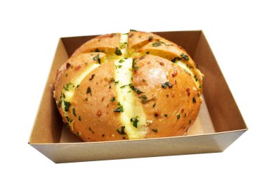 Kraft kutusundaki Kore krem peynirli sarımsaklı ekmek kırpma yolu ile izole edilmiş, beyaz arka planda gölge yok, pastane ekmeği