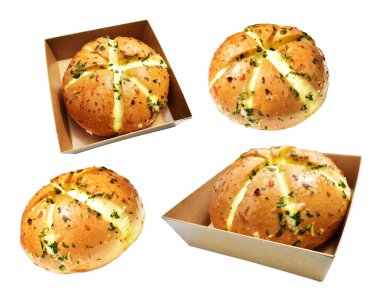 Kraft kutusundaki Kore krem peynirli sarımsaklı ekmek kırpma yolu ile izole edilmiş, beyaz arka planda gölge yok, pastane ekmeği