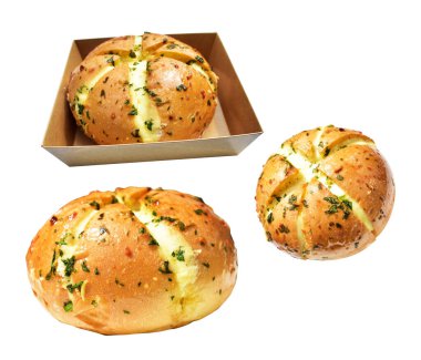 Kraft kutusundaki Kore krem peynirli sarımsaklı ekmek kırpma yolu ile izole edilmiş, beyaz arka planda gölge yok, pastane ekmeği