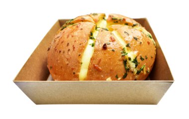 Kraft kutusundaki Kore krem peynirli sarımsaklı ekmek kırpma yolu ile izole edilmiş, beyaz arka planda gölge yok, pastane ekmeği