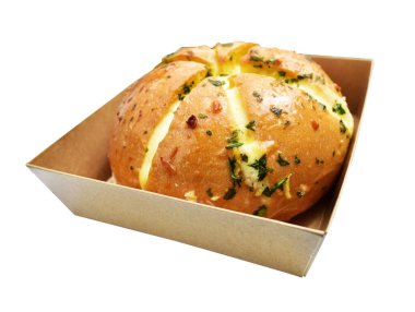 Kraft kutusundaki Kore krem peynirli sarımsaklı ekmek kırpma yolu ile izole edilmiş, beyaz arka planda gölge yok, pastane ekmeği