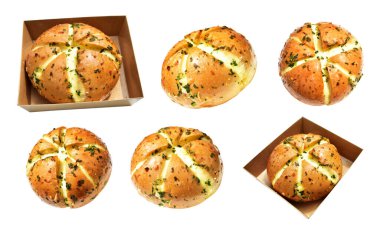 Kraft kutusundaki Kore krem peynirli sarımsaklı ekmek kırpma yolu ile izole edilmiş, beyaz arka planda gölge yok, pastane ekmeği